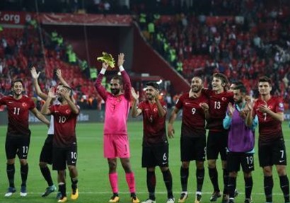 لحظة فرحة منتخب تركيا بالفوز