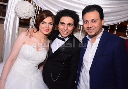 عمرو رمزي مع العروسين