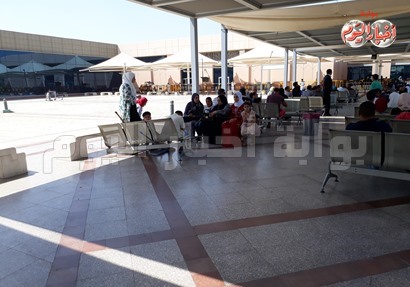   توافد أهالي الحجاج أمام مبنى الصالة الموسومية بمطار القاهرة 
