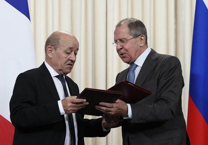 سيرجي لافروف وجان إيف لودريان - صورة من رويترز