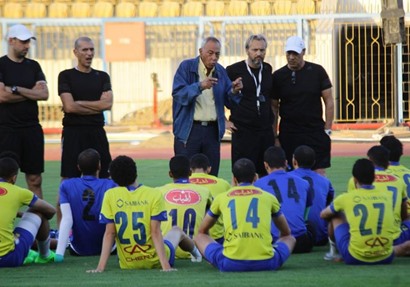 المهندس ابراهيم عثمان رئيس الاسماعيلى مع اللاعبين