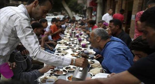 فيديو..«الإفتاء» توضح حكم الأكل والشرب مع غير المسلمين