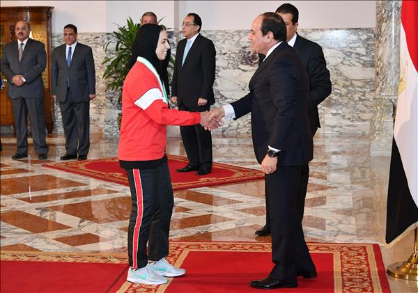 الرئيس يمنح الرياضيين الفائزين بميداليات وجوائز عالمية أوسمة الجمهورية 