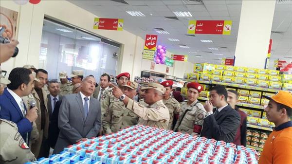 محافظ السويس وقائد الجيش الثالث يفتتحان مشروع سوق بدر 