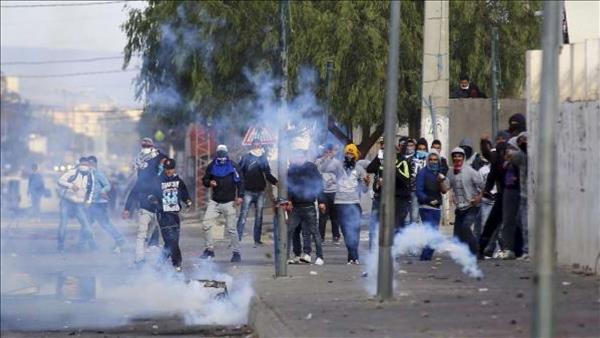 الشرطة تشتبك مع محتجين في 5 مدن تونسية على الأقل