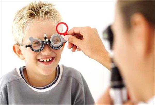 علامات تخبرك بأن طفلك له مشاكل في الرؤية
