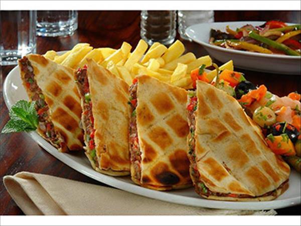 الإنتبندنت تنصح عشاق الطعام : «اذهب لمصر واستمتع بالحواوشي»