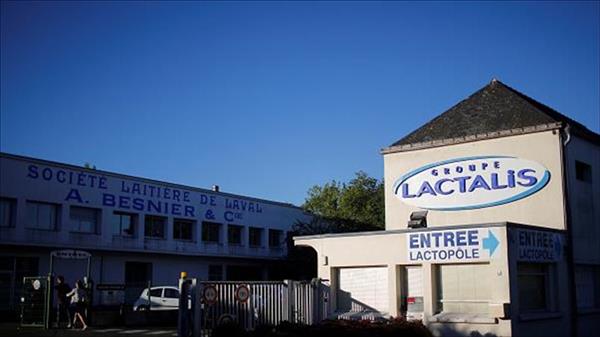 شرطة فرنسا تفتش مقار شركة «لاكتاليس» بعد سحب حليب الأطفال