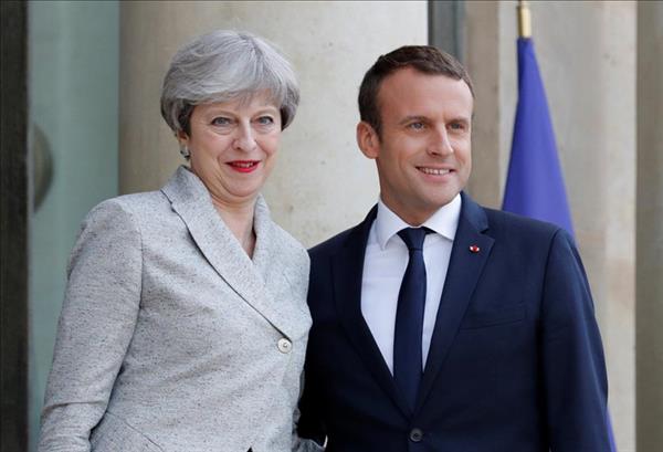 ماكرون وماي يوقعان معاهدة جديدة لمراقبة الهجرة على الحدود الفرنسية البريطانية