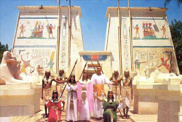 الأربعاء.. تجسيد مسرحية «ايزيس واوزوريس» في القرية الفرعونية