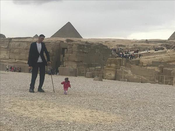 زيارة أطول رجل في العالم وأقصر امرأة للأهرامات| صور