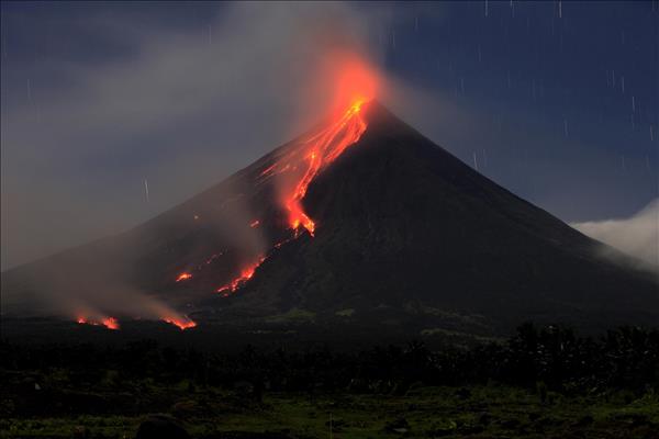 إجلاء 84 ألف شخص بالفلبين بسبب بركان مايون