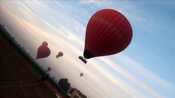فيديو وصور| «البالون الطائر».. شاهد عجائب الدنيا من سماء الأقصر