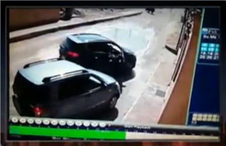 بالفيديو.. مسلحون يحاولون سرقة سيارة بحدائق الأهرامات 