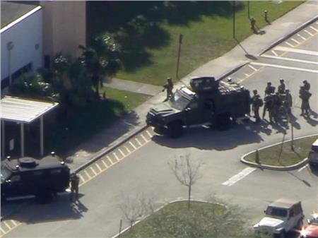 الشرطة تلقي القبض على مطلق النار بمدرسة فلوريدا | صور