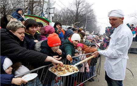 الروس يختتمون احتفالهم بـ«الماسلينيستا» وسط البرد القارس| صور