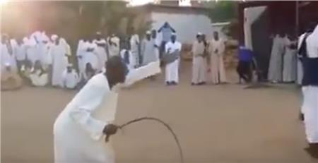 فيديو| شقيق العروس يجلد العريس كشرط للزواج