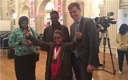 السفير البريطاني يهدى الطفلة «مروة» جائزة أكثر مصرية ملهمة