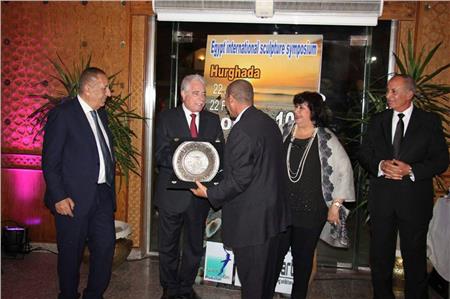 تكريم محافظ جنوب سيناء في «سمبوزيوم مصر الدولي للنحت»