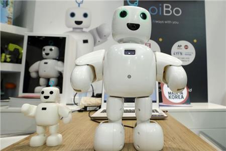 «piBo».. أول روبوت يميز بين الأشخاص| فيديو