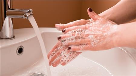 خطأ شائع عند غسل اليدين ينشر الأمراض.. تعرف عليه