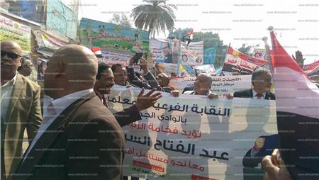 مسيرة لمعلمي المنوفية على كوبري قصر النيل لتأييد الرئيس السيسي