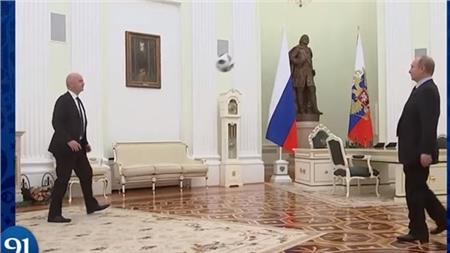 شاهد.. بوتين يتبادل الكرة مع رئيس الفيفا احتفالًا بقرب المونديال