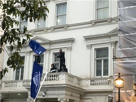 احتجاز 4 أشخاص اعتلوا شرفة السفارة الإيرانية في لندن للاحتجاج