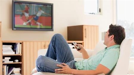دراسة: مشاهدة التلفزيون لساعات تصيب الرجال بالسرطان 