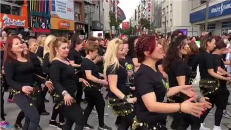 فيديو| وصلة رقص لسيدات في تركيا على «بُشرة خير»