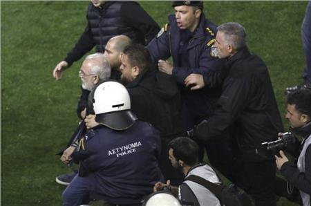 السلطات اليونانية تأمر باعتقال رئيس نادي «باوك» 