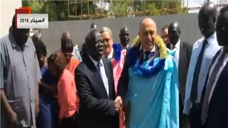 شاهد| وزير الخارجية بالزي الإفريقي في جنوب السودان