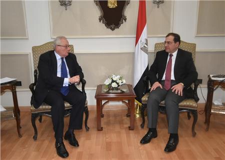 وزير البترول والسفير الإيطالي يبحثان زيادة الاستثمارات في مصر