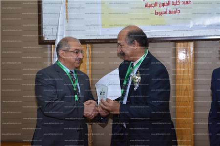 جامعة أسيوط تكرم أمين عام اتحاد الجامعات العربية