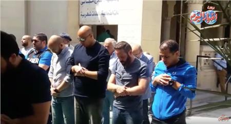 فيديو| حازم إمام وميدو يشاركان في صلاة الجنازة على سمير زاهر