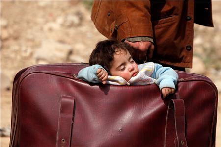 صور|| تهجير سكان الغوطة السورية.. «أطفال في حقائب ومسنين على الأكتاف»