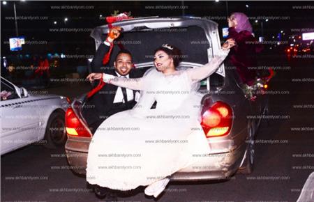 لقطة اليوم| زفة عروسين في «شنطة عربية»