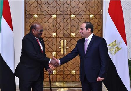 سفير السودان يكشف تفاصيل «المباحثات المغلقة» بين السيسي والبشير