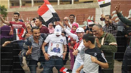 مصر تنتخب| مسيرة لشباب وفتيات شبرا الخيمة أمام لجنة الشهيد مصطفى لطفي