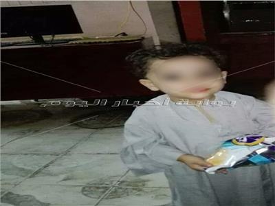 صور| طفل أوسيم ضحية غيرة زوجة عمه.. والمتهمة: «أمه بتسحرلي»