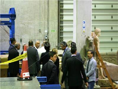 الرئيس البرتغالي يتفقد غرفة «توت عنخ آمون» بالمتحف الكبير