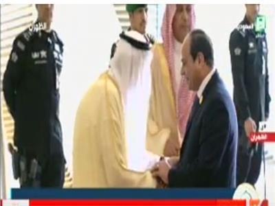 فيديو| الملك سلمان يستقبل الرئيس السيسي في مقر القمة العربية