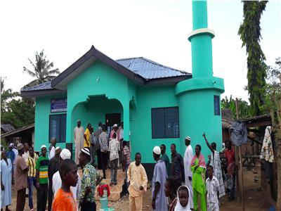 دولة أفريقية تطالب المساجد والكنائس باستخدام الـ«واتس آب» للدعوة للصلاة