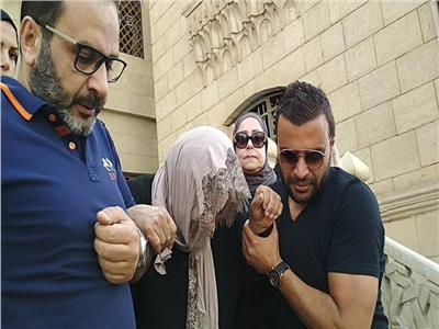 صور وفيديو| انهيار والدة شيرين عبد الوهاب في جنازة زوجها