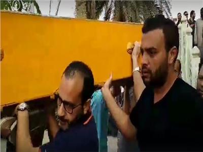بالفيديو| رامي صبري يحمل جثمان والد شيرين عبدالوهاب 