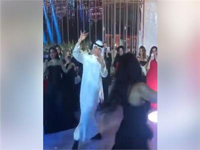 شاهد| وصلة رقص لـ«خليجي» في حفل زفافه .. «خريج شارع محمد علي»