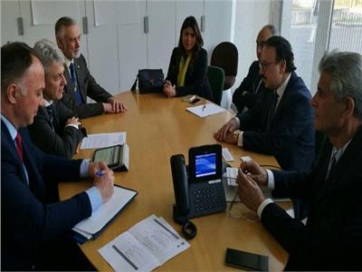 وزير الاتصالات يلتقي مسئولي «دي اتش ال» و «ماستركارد» العالميتين