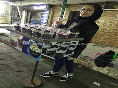 صور| حكاية «خلود».. فتاة تبيع «الكاب كيك» «على عربية» بشارع الهرم
