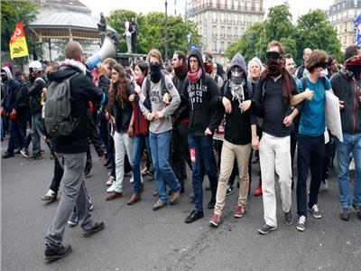 مذيع بالإذاعة الفرنسية: احتجاجات البلاد رهان على نجاح ماكرون