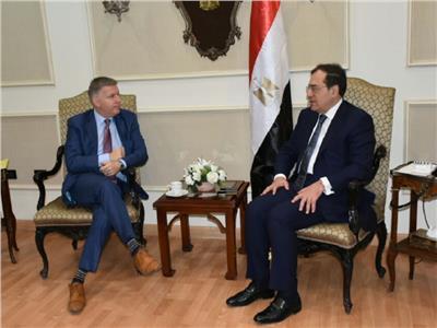 مصر وكندا يبحثان زيادة الاستثمارات البترولية